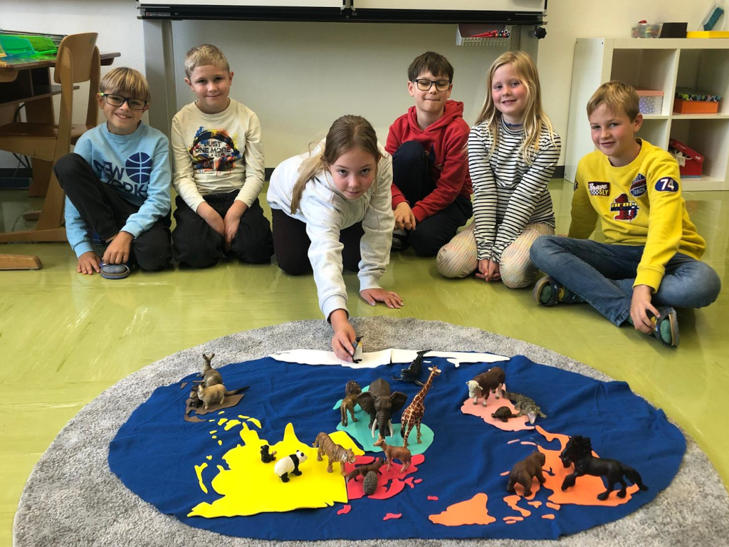 Arbeit mit dem Kontinententuch in der 3b Klasse